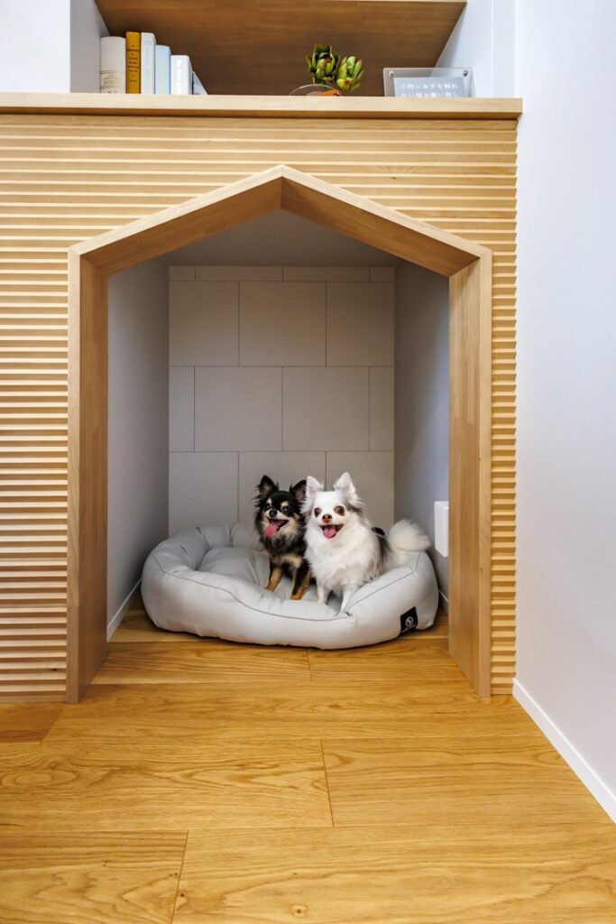 リビングの一角にワンちゃん専用スペース。家族みんな同じ空間でくつろぐ。